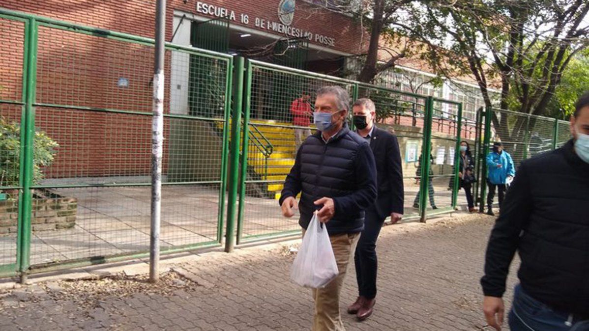 Macri llegó a votar con facturas.