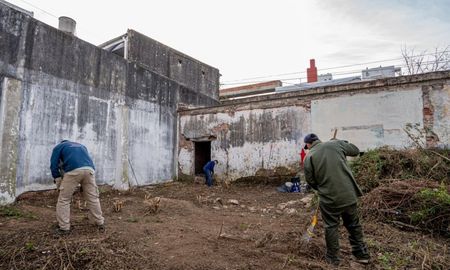 Comenzaron las tareas de retiro de malezas y escombros, limpieza integral y desinfección de la Casa de Sor Josefa Díaz y Clucellas. Comenzaron las tareas de retiro de malezas y escombros, limpieza integral y desinfección de la Casa de Sor Josefa Díaz y Clucellas.