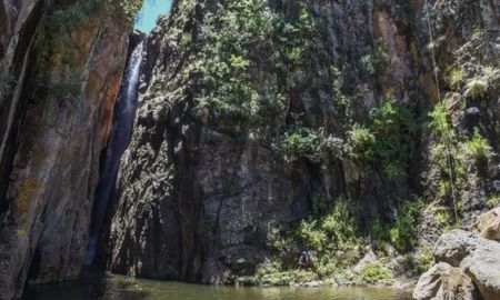 El Salto del Chispiadero suma visitantes cada temporada gracias a su entorno serrano y su caída de agua de 30 metros. El Salto del Chispiadero suma visitantes cada temporada gracias a su entorno serrano y su caída de agua de 30 metros.