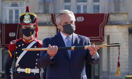 El presidente Alberto Fernández encabezó este mediodía en el Colegio Militar de la Nación, ubicado en la ciudad bonaerense de El Palomar, el Encuentro de Camaradería de las Fuerzas Armadas. El presidente Alberto Fernández encabezó este mediodía en el Colegio Militar de la Nación, ubicado en la ciudad bonaerense de El Palomar, el Encuentro de Camaradería de las Fuerzas Armadas.