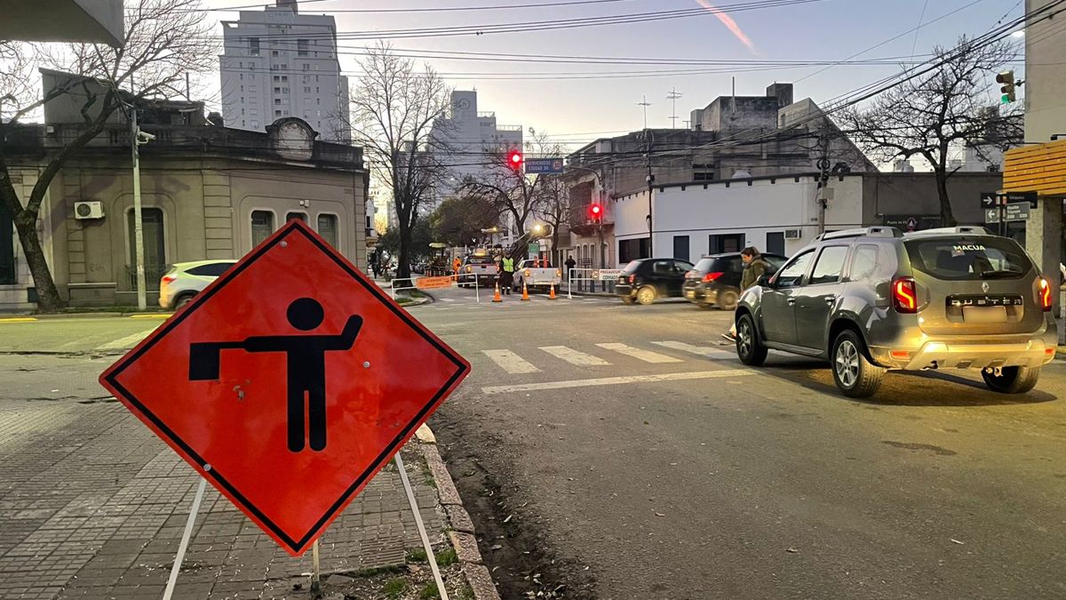 Operarios municipales realizan trabajos de bacheo en el centro de Santa Fe, con cortes y desvíos de tránsito durante el viernes y sábado. Operarios municipales realizan trabajos de bacheo en el centro de Santa Fe, con cortes y desvíos de tránsito durante el viernes y sábado.