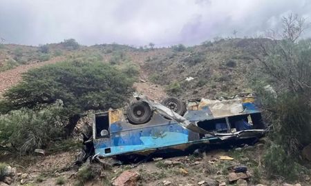 30 personas murieron en Bolivia tras la caída al vacío de un colectivo. 30 personas murieron en Bolivia tras la caída al vacío de un colectivo.