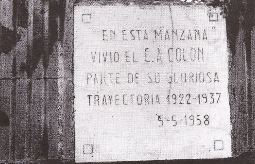 Placa ubicada en el antiguo Estadio de Barrio Sunchales en cercanías de la vieja Estación Mitre Placa ubicada en el antiguo Estadio de Barrio Sunchales en cercanías de la vieja Estación Mitre