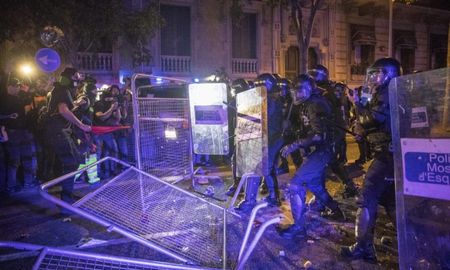 batalla campal en el centro de barcelona en nueva protesta por condena a independentistas batalla campal en el centro de barcelona en nueva protesta por condena a independentistas