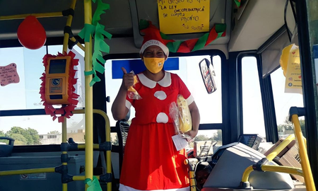 La historia de Pocha, la Mamá Noel que venció al cáncer y ahora maneja un colectivo La historia de Pocha, la Mamá Noel que venció al cáncer y ahora maneja un colectivo