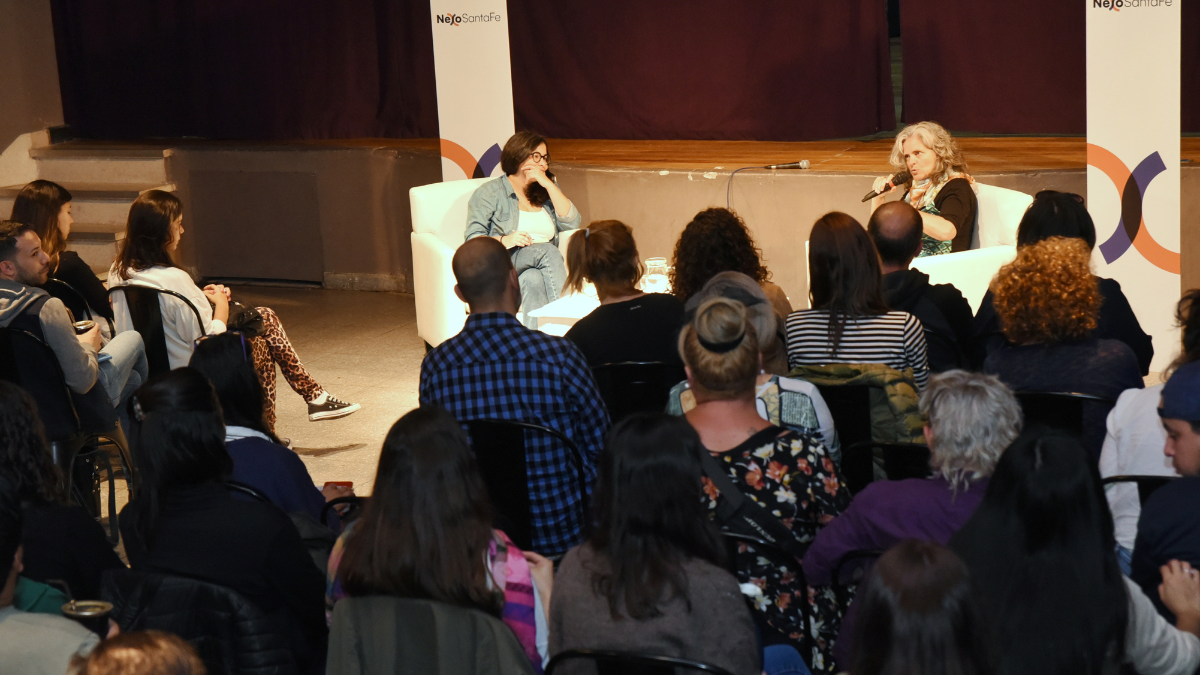 Rodríguez Enriquez junto a Soledad Artigas, secretaria de Políticas de Cuidado y Acción Social de la Municipalidad de Santa Fe.