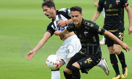 Cristian Ferreira no volverá a ponerse la camiseta del Club Atlético Colón en el corto plazo. A pesar del interés del Sabalero, el volante quiere jugar en el exterior. Cristian Ferreira no volverá a ponerse la camiseta del Club Atlético Colón en el corto plazo. A pesar del interés del Sabalero, el volante quiere jugar en el exterior.