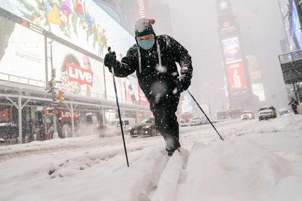 Debido a la fuerte nevada se cerraron varios establecimientos para evitar que los ciudadanos salgan de sus casas. 