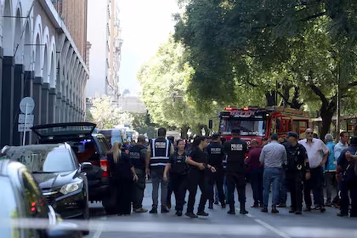 Tres personas resultaron heridas tras la explosión de una carta bomba en la Escuela Superior de  Gendarmería ubicada en el barrio porteño de San Nicolás donde trabajan once móviles.