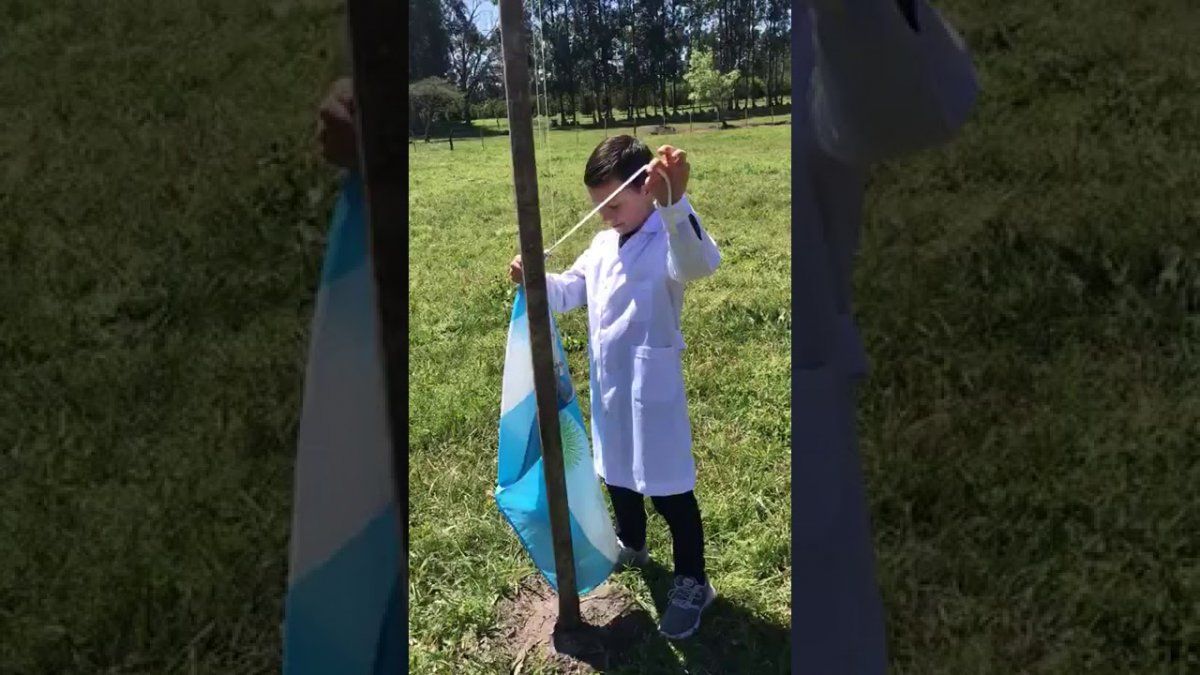 Un niño de Corrientes fabricó un mástil en el patio de su casa para poder izar la bandera