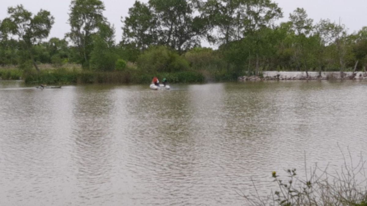 La víctima cayó al agua mientras andaba kayak.