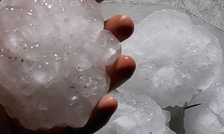 Se produjo una tormenta con caída de granizo con piedras de grandes dimensiones. Se produjo una tormenta con caída de granizo con piedras de grandes dimensiones.