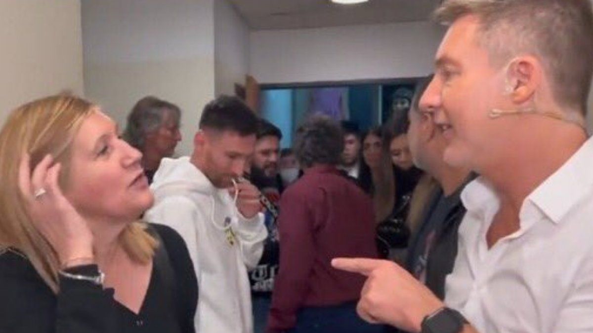 El futbolista fue a ver la obra de teatro de Adrián Suar junto a su madre