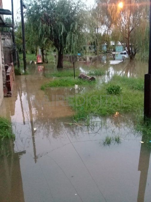 El agua en las calles de barrio Pompeya ingresó en varias casas.