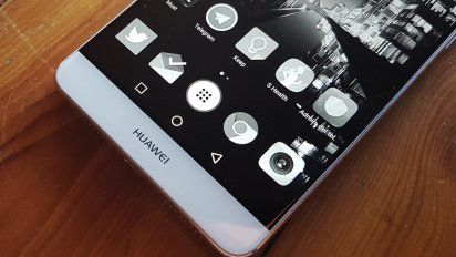 Por qué tener la pantalla del celular en blanco y negro evita la adicción