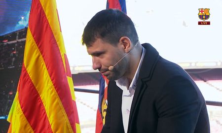 Sergio Kun Agüero anuncia su retiro como futbolista profesional mediante una conferencia organizada en el Camp Nou del Barcelona, el que será el último club de su carrera. Sergio Kun Agüero anuncia su retiro como futbolista profesional mediante una conferencia organizada en el Camp Nou del Barcelona, el que será el último club de su carrera.