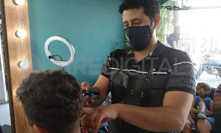 Aire de Santa Fe estuvo en la barbería y habló con Emiliano, el peluquero que le cortó el pelo a una persona en situación de calle. Aire de Santa Fe estuvo en la barbería y habló con Emiliano, el peluquero que le cortó el pelo a una persona en situación de calle.