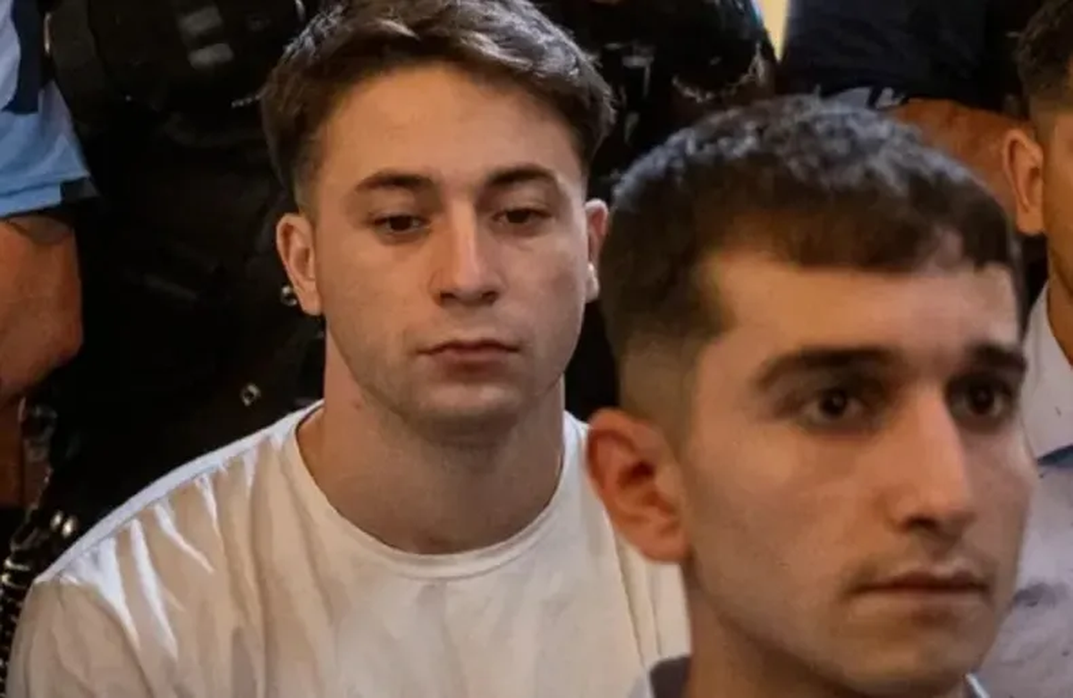 Dos de los ocho rugbiers acusados de asesinar a Fernando Báez Sosa en Villa Gesell, Thomsen y Benicelli, tendrán nuevos abogados. Dos de los ocho rugbiers acusados de asesinar a Fernando Báez Sosa en Villa Gesell, Thomsen y Benicelli, tendrán nuevos abogados.