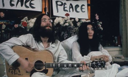 John Lennon y Yoko Ono grabaron un video previo a su aparición pidiendo por la paz en Montreal y las imágenes se difundieron en las últimas horas. John Lennon y Yoko Ono grabaron un video previo a su aparición pidiendo por la paz en Montreal y las imágenes se difundieron en las últimas horas.