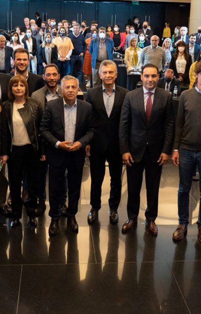 Los principales referentes de Juntos por el Cambio se reunieron este martes en Buenos Aires para dialogar sobre la estrategia electoral de cara a las generales de noviembre. Los principales referentes de Juntos por el Cambio se reunieron este martes en Buenos Aires para dialogar sobre la estrategia electoral de cara a las generales de noviembre.