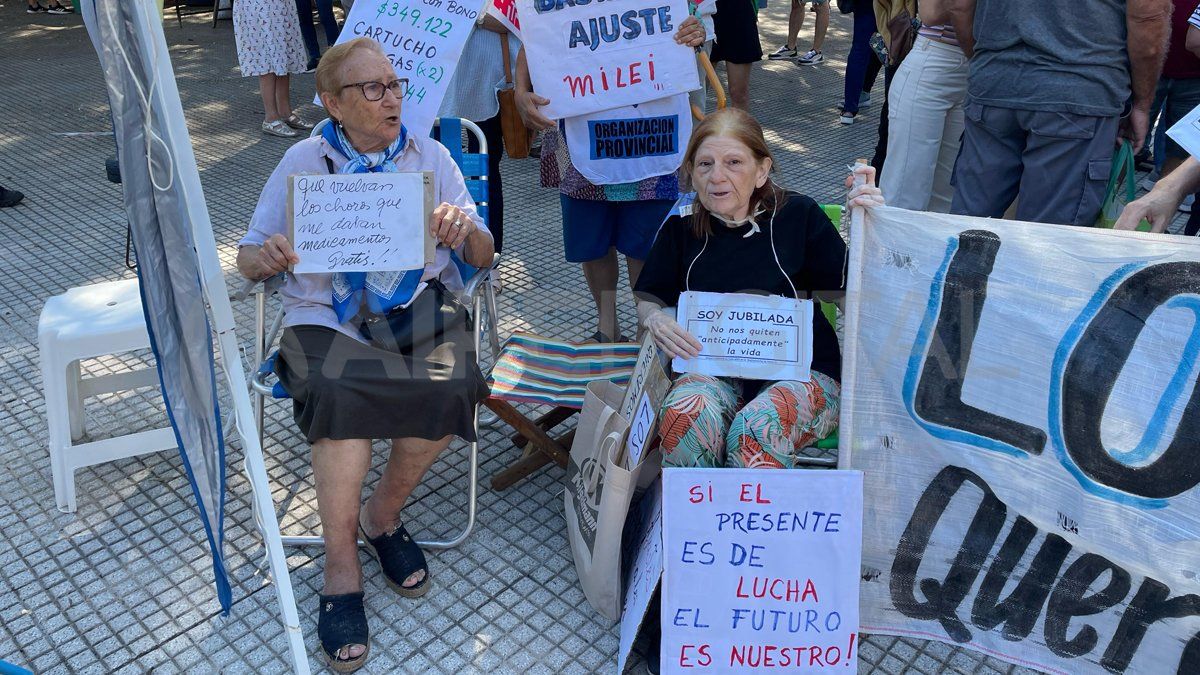 Jubilados en lucha: la marcha de los banquitos en Santa Fe contra el ajuste