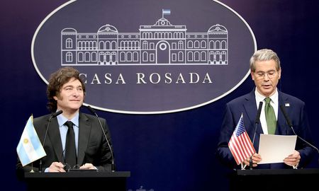 El secretario del Tesoro de los Estados Unidos, Scott Bessent, se reunió este lunes con el presidente Javier Milei en Casa Rosada. El secretario del Tesoro de los Estados Unidos, Scott Bessent, se reunió este lunes con el presidente Javier Milei en Casa Rosada.