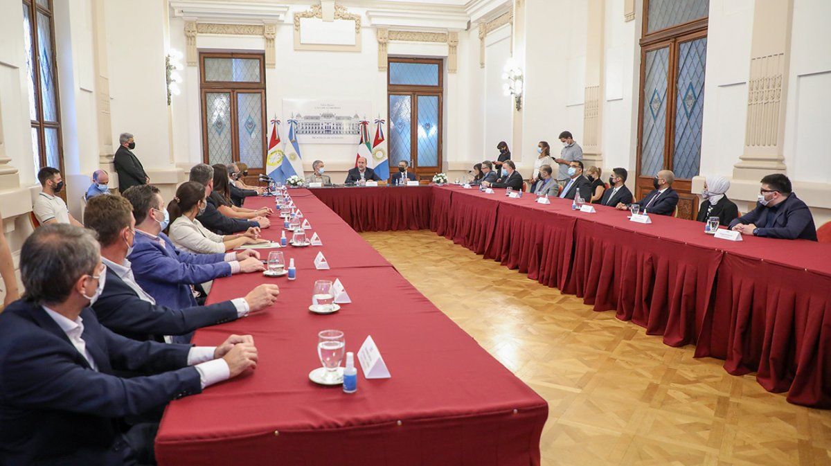 La firma del convenio se realizó en el Salón Blanco de Casa de Gobierno.