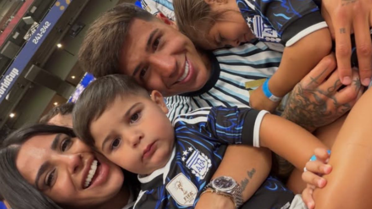La influencer documentó la presencia de su hijo menor en el estadio de Kansas City y abrió un debate sobre los límites del aguante familiar.