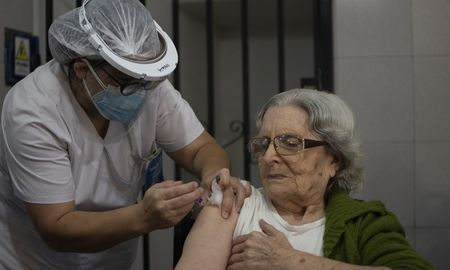 El Ministerio de Salud lanza la campaña de vacunación en los geriátricos de la provincia, se estima que alcanzará a 20.000 personas entre adultos mayores y personal. El Ministerio de Salud lanza la campaña de vacunación en los geriátricos de la provincia, se estima que alcanzará a 20.000 personas entre adultos mayores y personal.