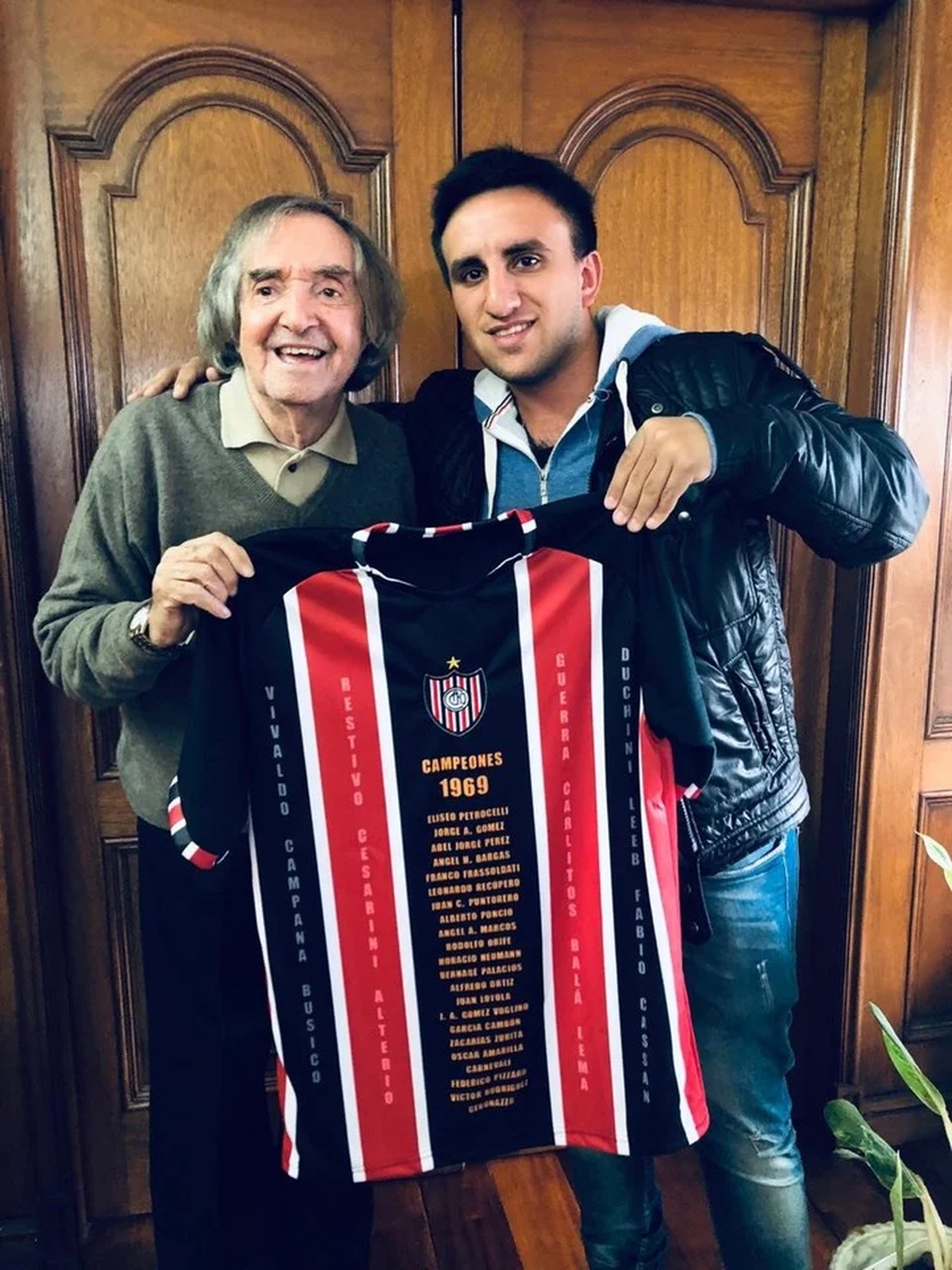 Carlitos Balá fue homenajeado por el club de sus amores, Chacarita Juniors.
