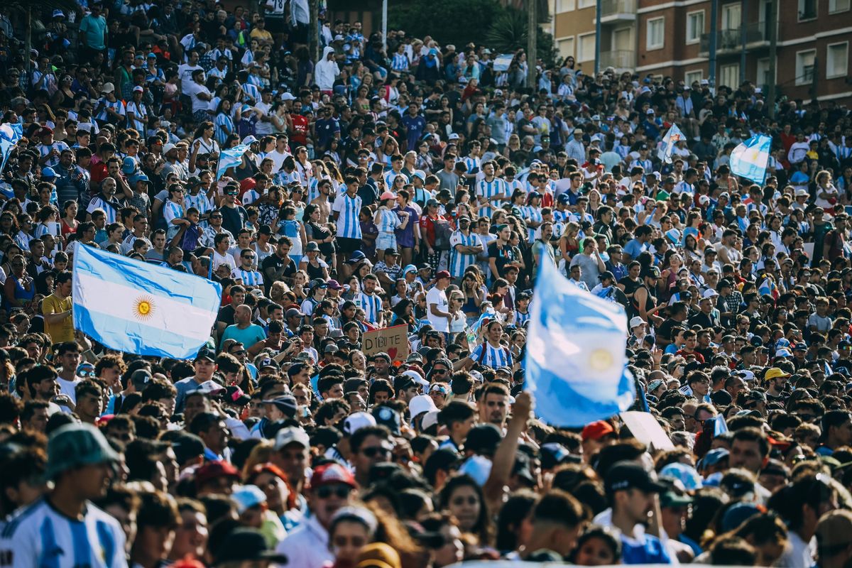 Una multitud se acercó a Mar del Plata para recibir a Emiliano "Dibu" Martinez.