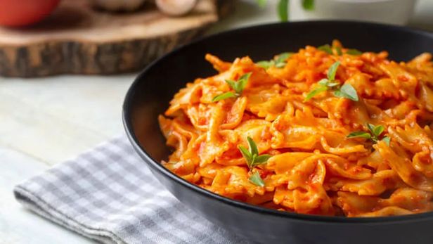 Cocinar los fideos moñito secos directamente dentro de la salsa de tomate aprovecha el almidón natural de la pasta para espesar el caldo sin necesidad de añadir harinas artificiales. Cocinar los fideos moñito secos directamente dentro de la salsa de tomate aprovecha el almidón natural de la pasta para espesar el caldo sin necesidad de añadir harinas artificiales.