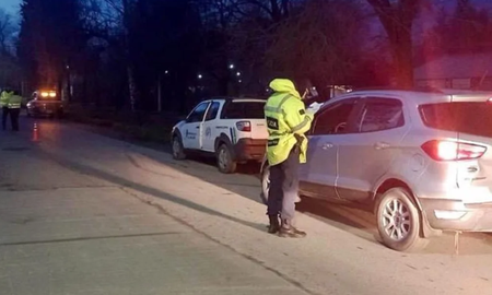 El automovilista arrastró a la joven funcionaria por unos 15 metros. El automovilista arrastró a la joven funcionaria por unos 15 metros.