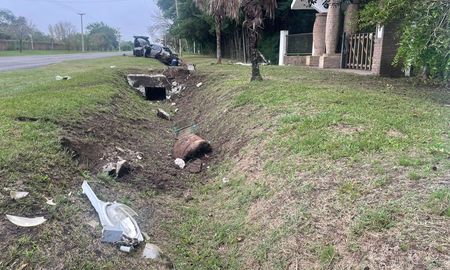 Ruta Nacional 11: perdió el control del auto, chocó un poste y cayó a una zanja en Sauce Viejo Ruta Nacional 11: perdió el control del auto, chocó un poste y cayó a una zanja en Sauce Viejo