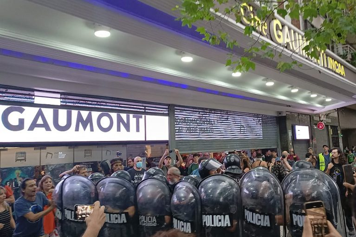 Manifestantes dijeron presente en el cine Gaumont para protestar su posible venta. Manifestantes dijeron presente en el cine Gaumont para protestar su posible venta.
