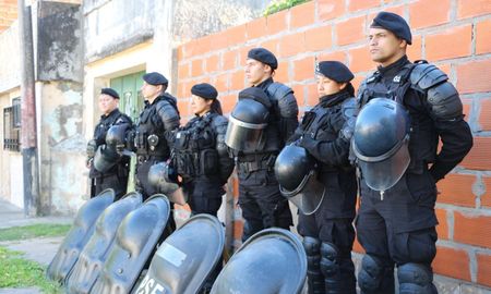 Operativo en Rosario: el Gobierno de Santa Fe y el MPA inactivaron un nuevo búnker de venta de drogas en Solís 3127, en el marco de la Ley de Microtráfico. Operativo en Rosario: el Gobierno de Santa Fe y el MPA inactivaron un nuevo búnker de venta de drogas en Solís 3127, en el marco de la Ley de Microtráfico.