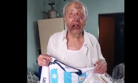 El gesto de Atlético de Rafaela con el abuelo que fue torturado en un robo y le llevaron el escudo de La Crema El gesto de Atlético de Rafaela con el abuelo que fue torturado en un robo y le llevaron el escudo de La Crema