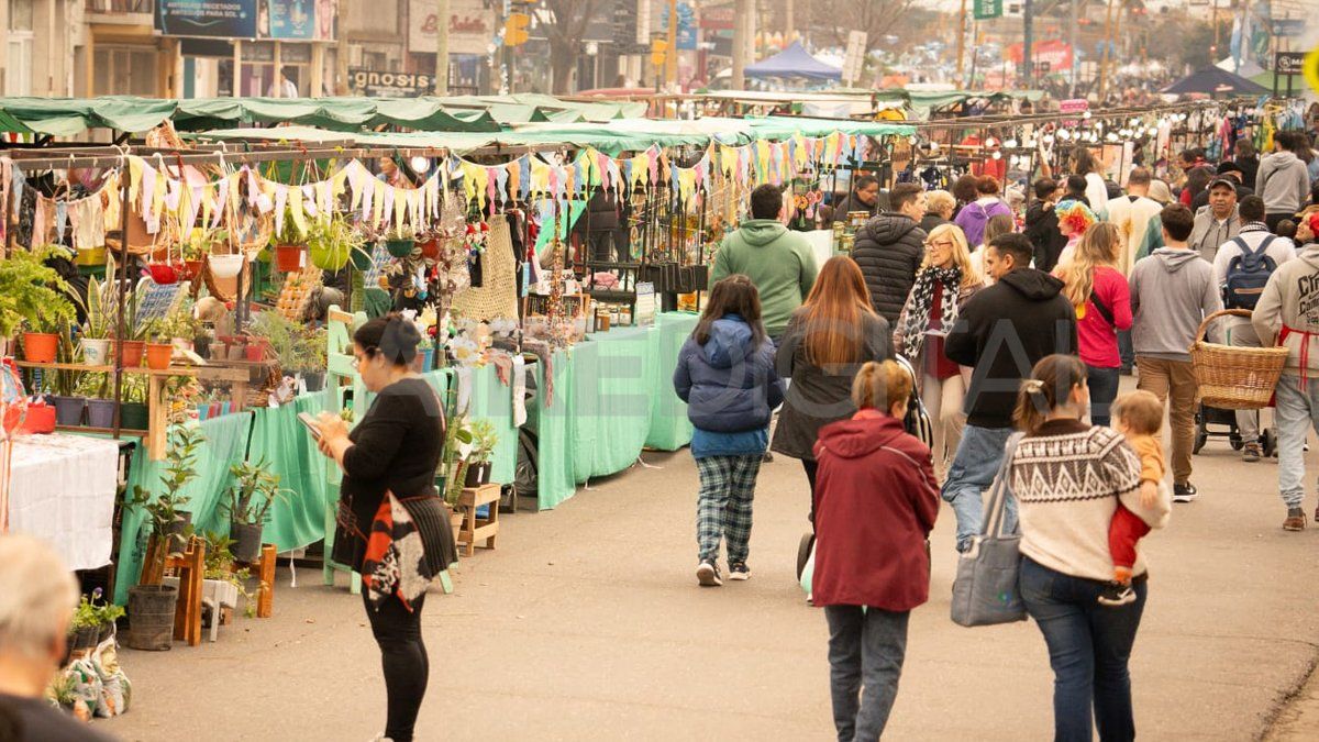 Más de 100 emprendedores y artesanos participan de la feria. Más de 100 emprendedores y artesanos participan de la feria.