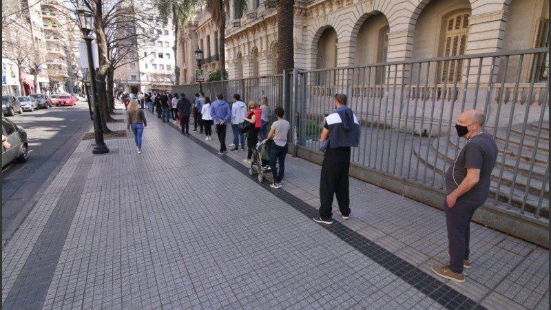 Paso 2021: una mujer murió mientras esperaba para votar en una escuela de la Ciudad de Buenos Aires.