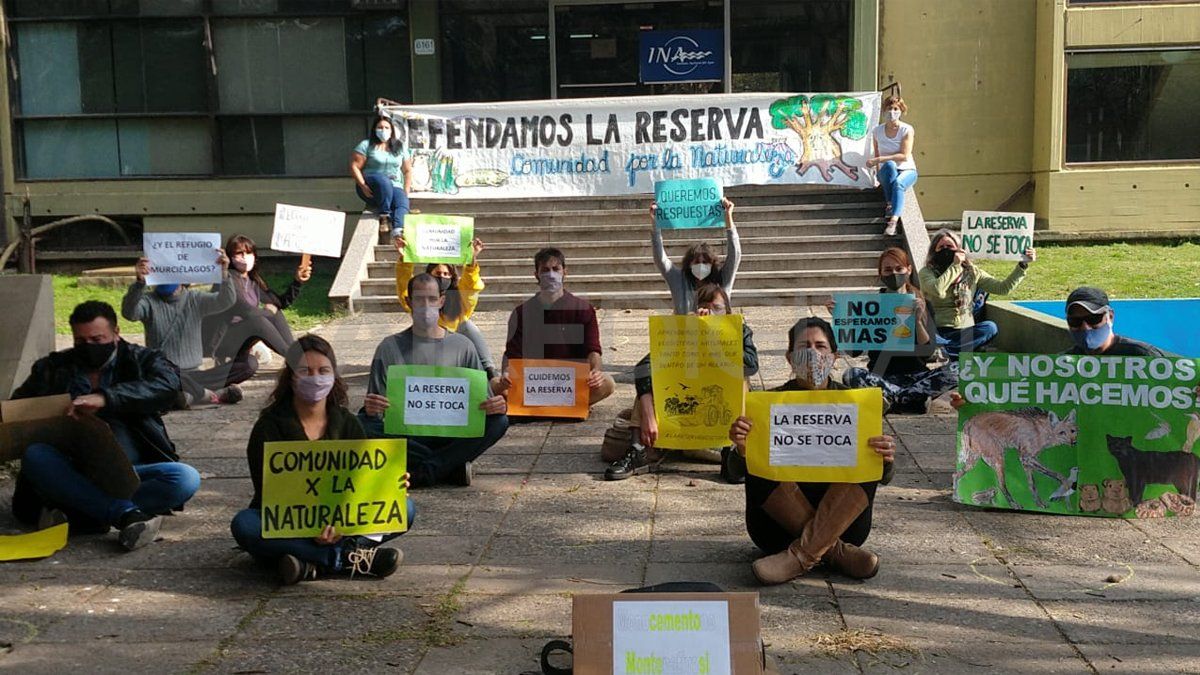 Activistas independientes y agrupaciones defensoras de la naturaleza se manifestaron en las puertas del Ministerio de Ambiente.