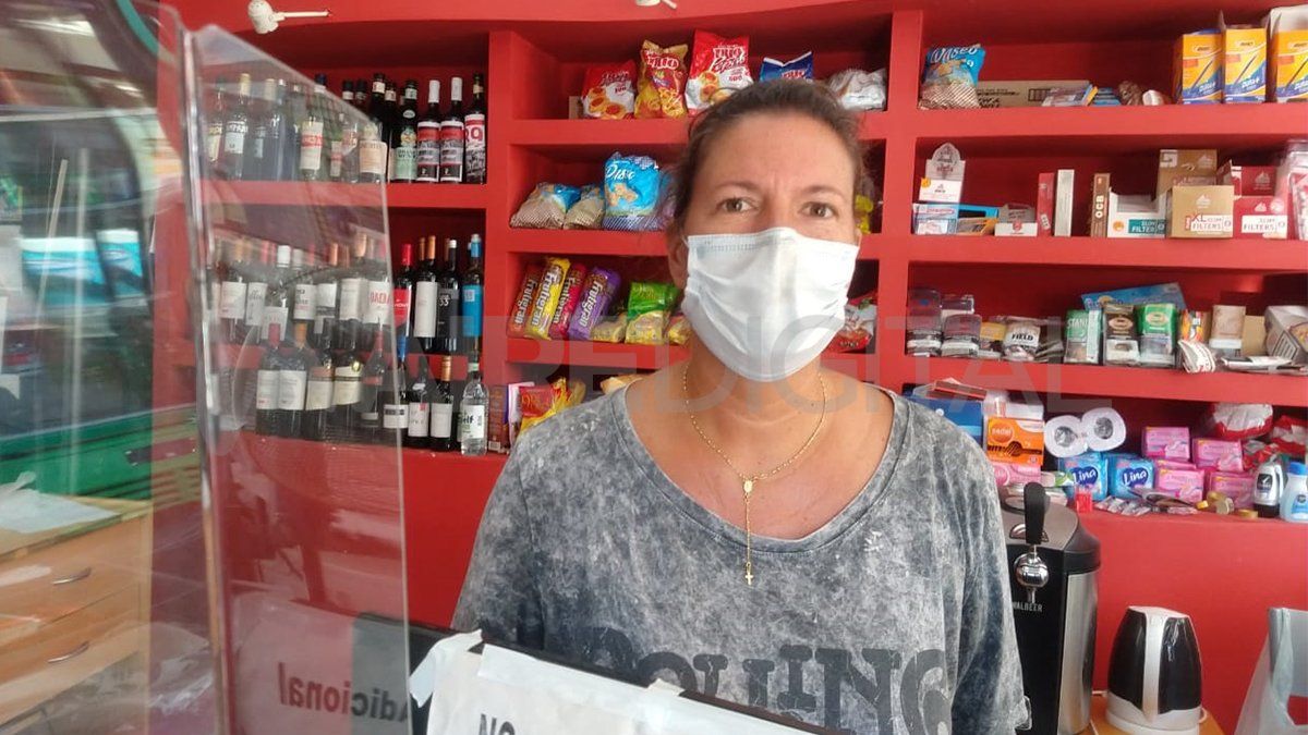 Sandra es la dueña del local y habló desde el móvil de la radio