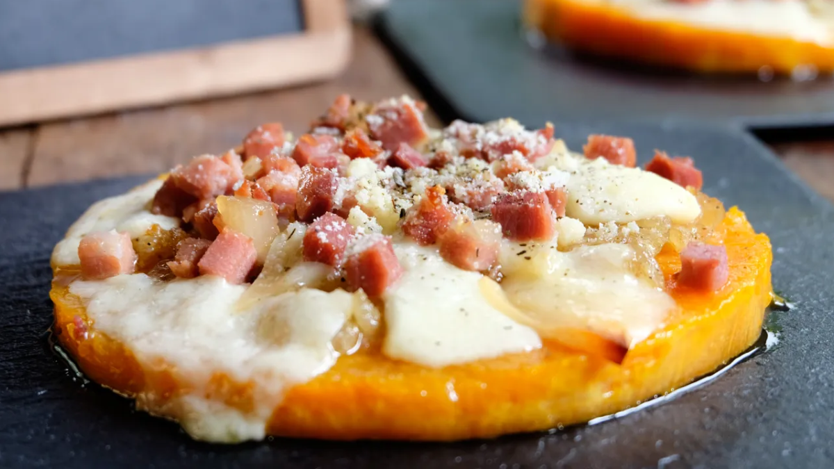 Reemplazó la masa de pizza por rodajas de calabaza: receta súper rica y saludable