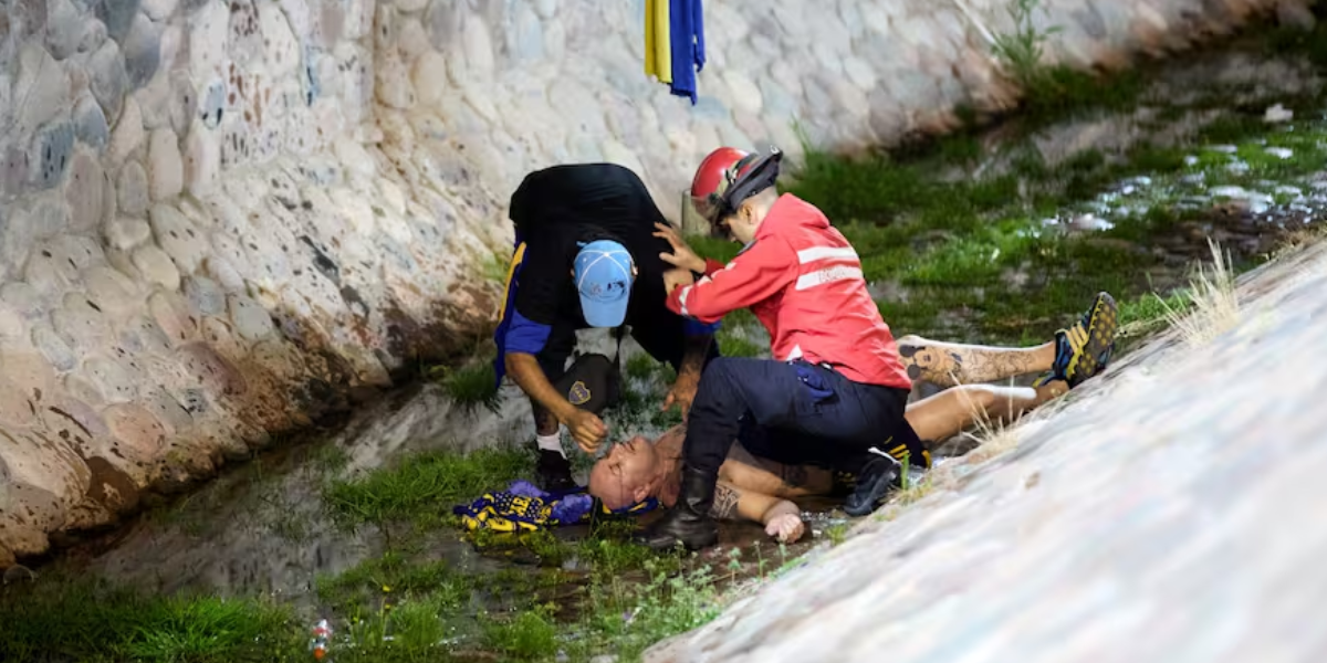 Hincha de Boca se cayó de la tribuna en medio del partido ante Talleres: cómo está de salud