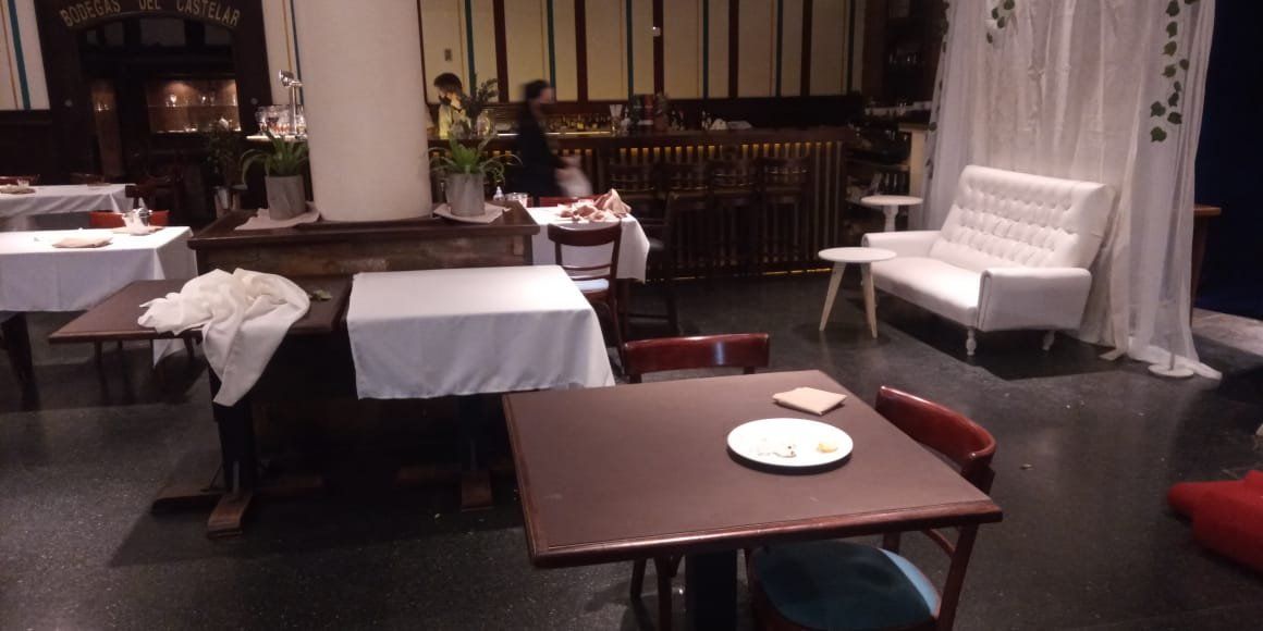El sillón preparado para la tradicional foto de los novios en la fiesta