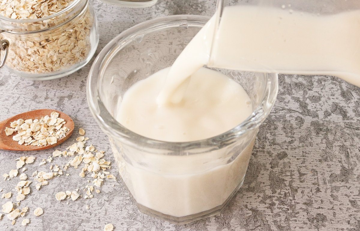 La leche de avena es una excelente opción para las personas veganas o intolerantes a la lactosa. La leche de avena es una excelente opción para las personas veganas o intolerantes a la lactosa.