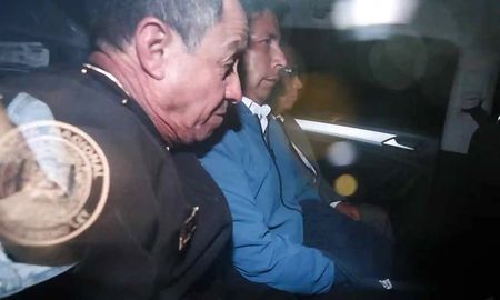 El expresidente de Perú, Pedro Castillo, pasará 18 meses en prisión preventiva, según resolvió este jueves el Poder Judicial, que lo acusa de rebelión, conspiración, abuso de autoridad y atentado contra la tranquilidad pública. El expresidente de Perú, Pedro Castillo, pasará 18 meses en prisión preventiva, según resolvió este jueves el Poder Judicial, que lo acusa de rebelión, conspiración, abuso de autoridad y atentado contra la tranquilidad pública.
