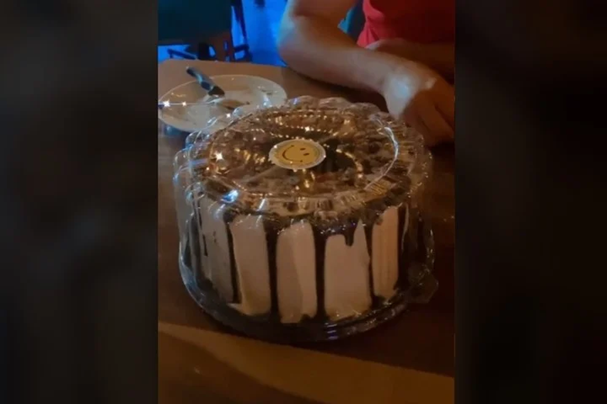 Seg&uacute;n explic&oacute; @dianaglzv, una de las protagonista de este ins&oacute;lito v&iacute;deo, cuando estaban por sentarse en la mesa uno de los mozos del lugar les ofreci&oacute; guarda la torta la heladera al menos hasta que terminaran de comer.