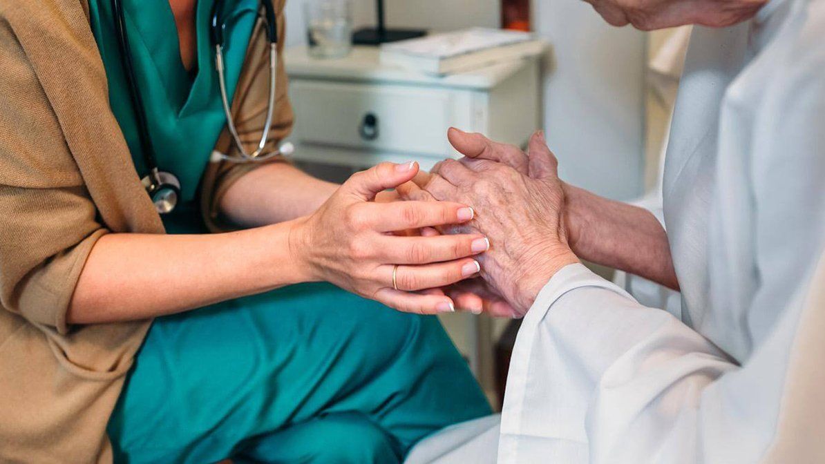 Un abuelo muri&oacute; de coronavirus contagiado por su nieta.