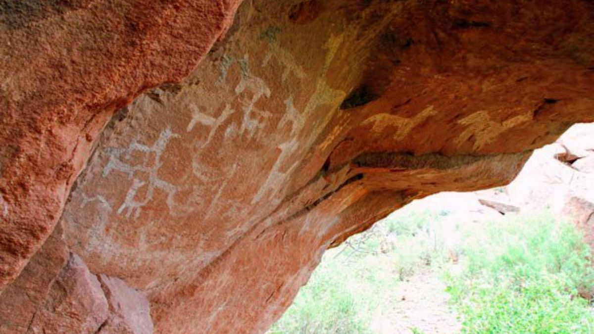 La laguna no es el único atractivo que se encuentra en esta región, las piedras de los alrededores conservan pinturas rupestres que revelan la presencia de comunidades originarias. La laguna no es el único atractivo que se encuentra en esta región, las piedras de los alrededores conservan pinturas rupestres que revelan la presencia de comunidades originarias.