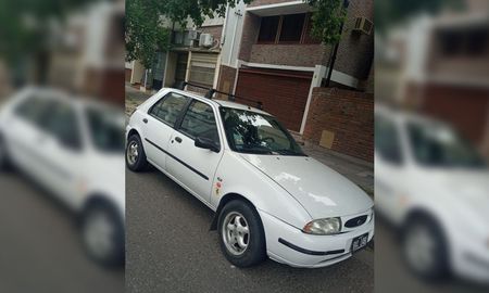 Se trata de un Ford Fiesta modelo 98 color blanco, con llantas de aluminio de una marca de competición y además contaba con techo plegable. Se trata de un Ford Fiesta modelo 98 color blanco, con llantas de aluminio de una marca de competición y además contaba con techo plegable.